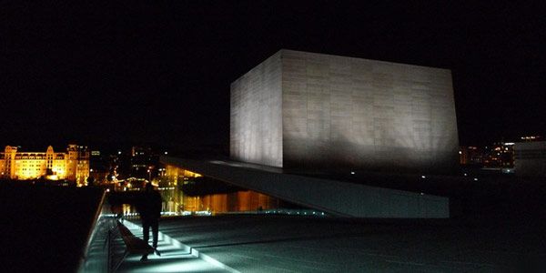 Νυχτερινή άποψη του κτιρίου της Όπερας στο Όσλο