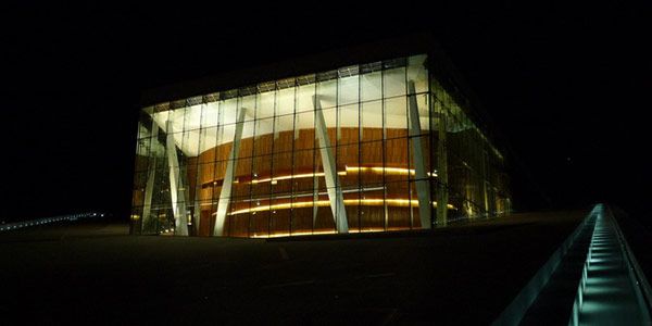 Νυχτερινή άποψη του κτιρίου της Όπερας στο Όσλο
