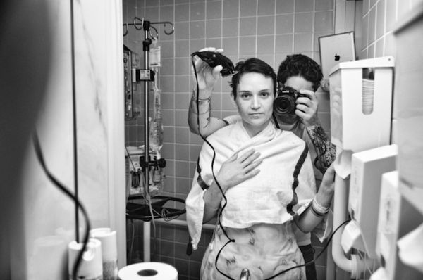 Άντρας Φωτογραφίζει την Μάχη της Γυναίκας του με τον Καρκίνο