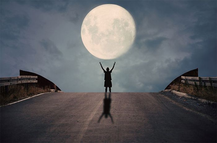 Δημιουργικές Φωτογραφίες Ανθρώπου να Παίζει με το Φεγγάρι