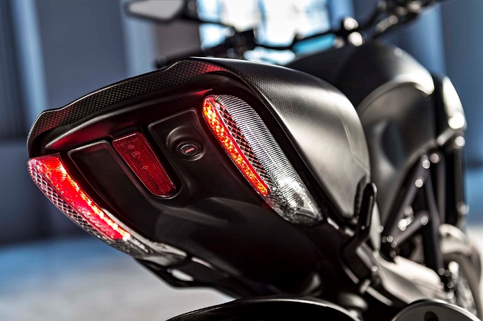 Η Νέα Ducati Diavel Carbon 2016